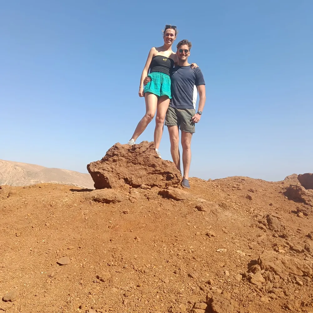 Sabine en Finn op de rotsen in Egypte.