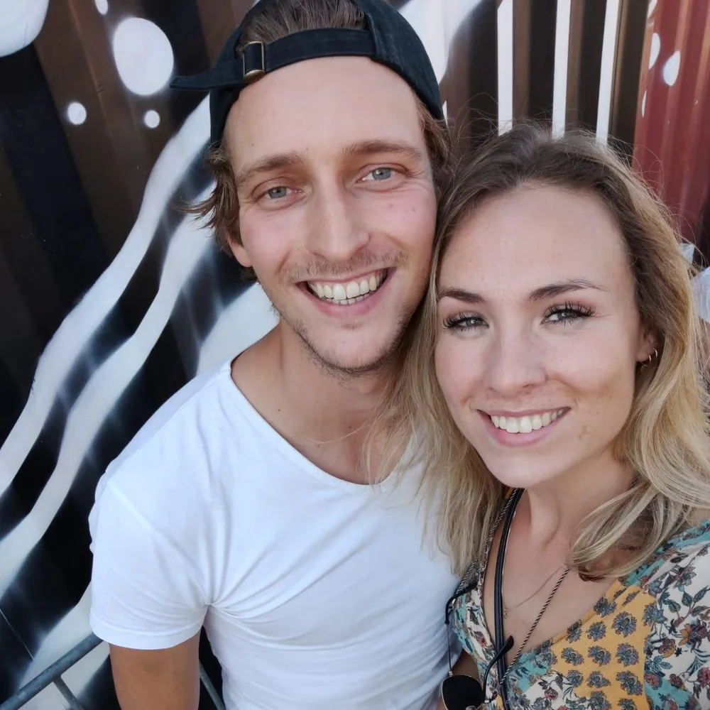 Sabine en Finn maken een selfie op festival Thuishaven.