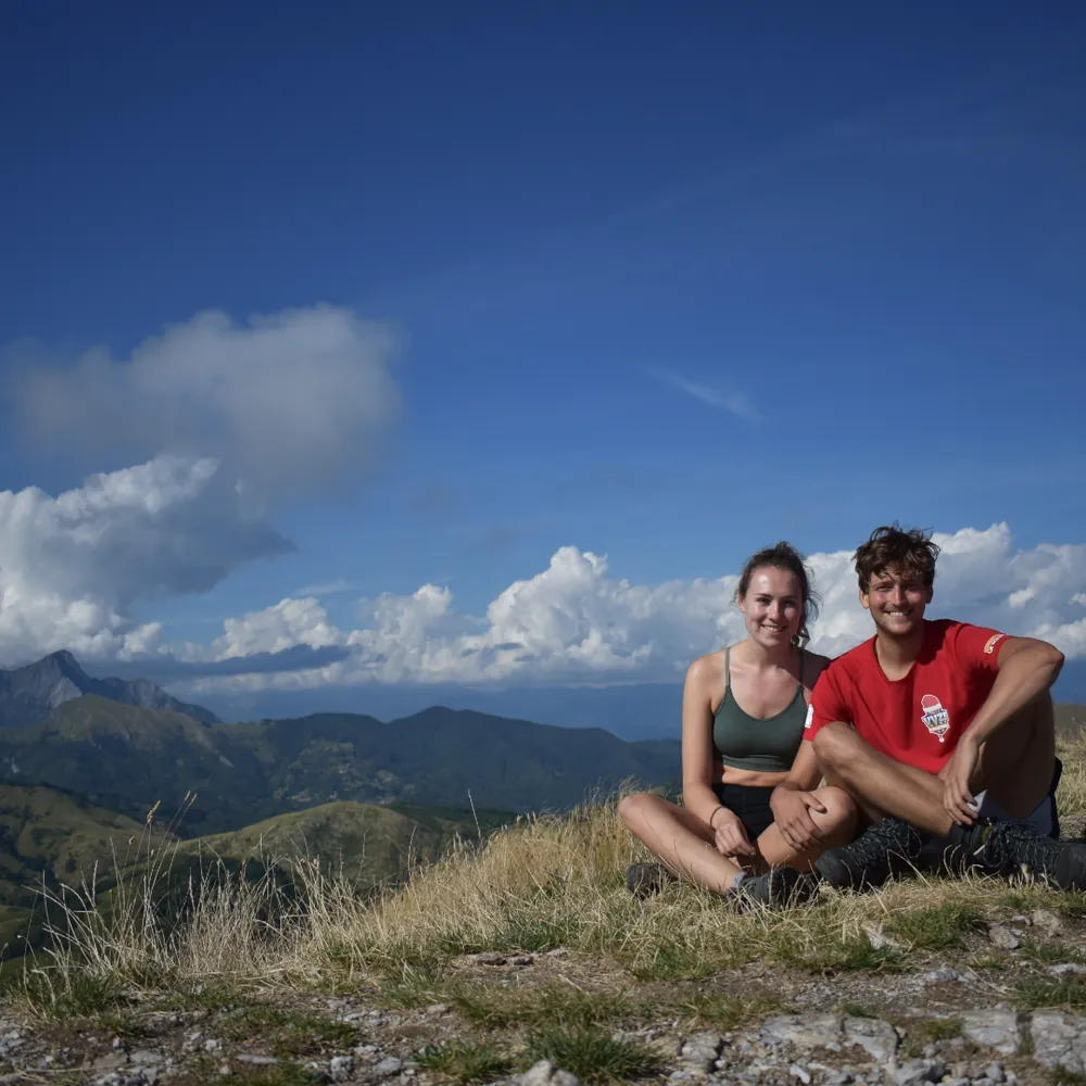 Sabine en Finn op een bergtop met uitzicht.