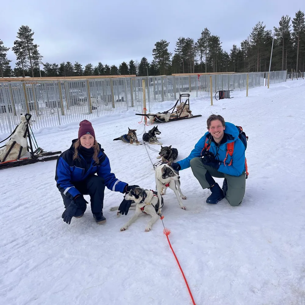Sabine en Finn bij de husky's voor een hondensleetocht in Lapland.