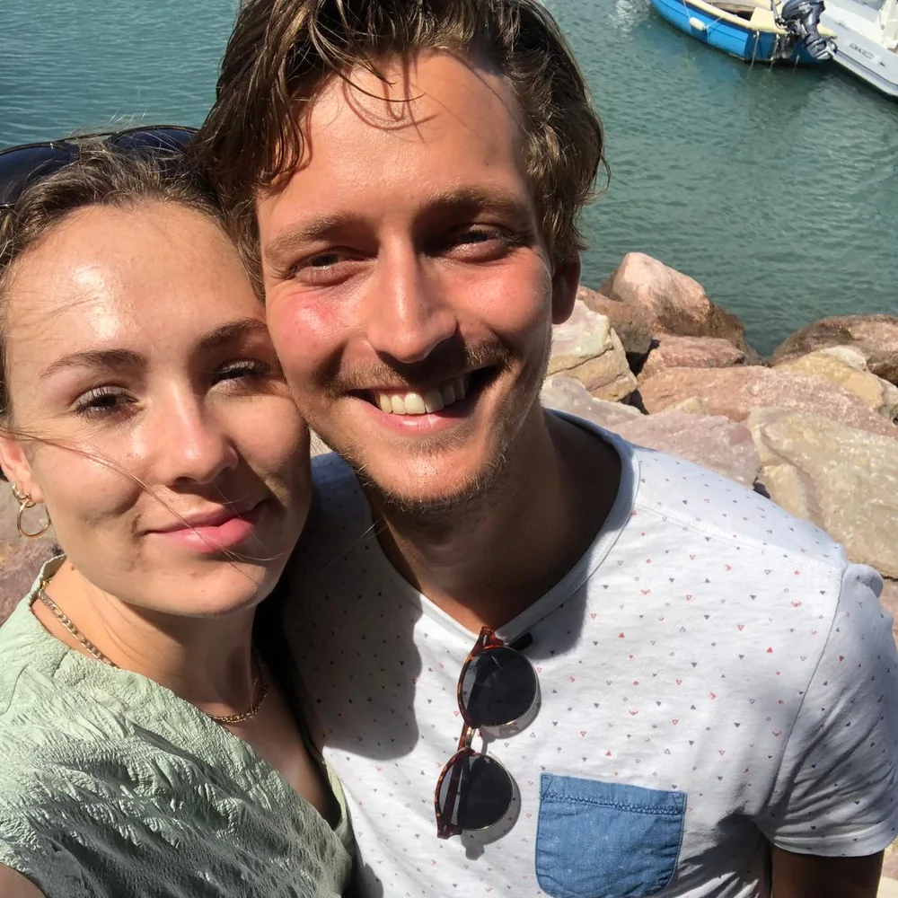 Sabine en Finn maken een selfie aan de haven van Lerici.