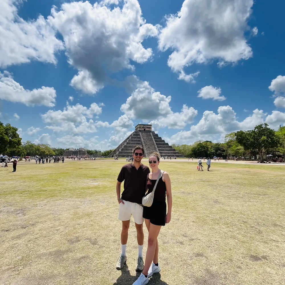 Sabine en Finn maken een selfie tussen het groen in Mexico.