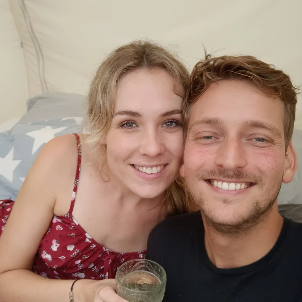 Sabine en Finn proosten in een tent bij Oude Meer in Aalsmeer.